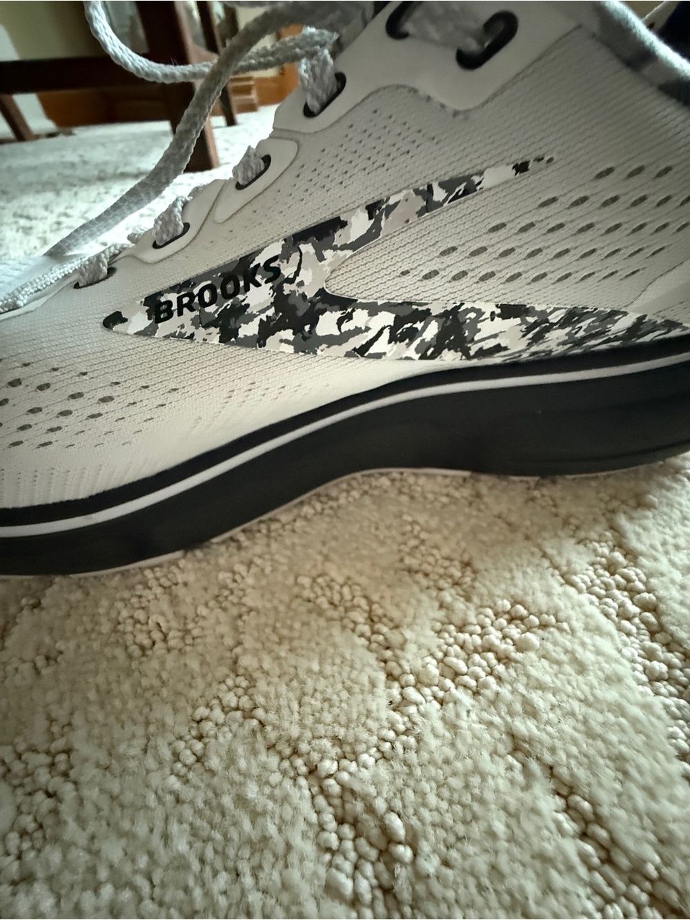 Brooks Women’s Size 10 Ghost 15 Running Shoe in White and Black. - Picture 4 of 10